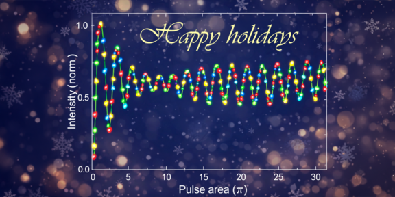 Eine Kurve aus bunten Kugeln, die auf einem blauen, weihnachtlichen hintergrund ist.