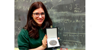 Portrait of Jasmin Bedow presenting her Martin-Schmeißer Medal.