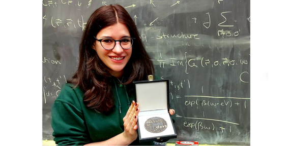 Portrait of Jasmin Bedow presenting her Martin-Schmeißer Medal.